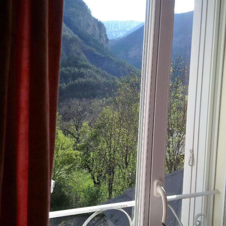 Le Relais Des Cavaliers Hotel Villeneuve-d'Entraunes Exterior photo